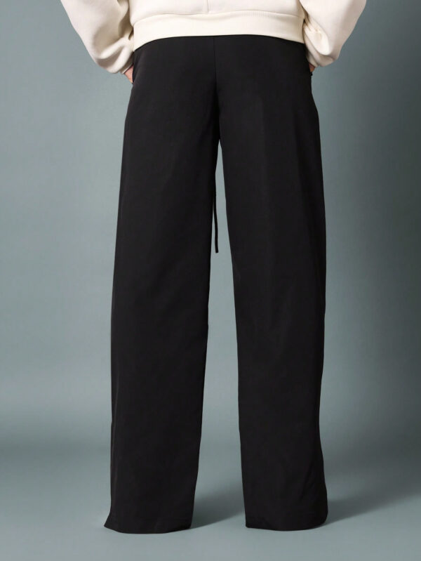 SUMWON Pantalon en nylon évasé avec ourlet fendu et cordons de serrage – Image 6