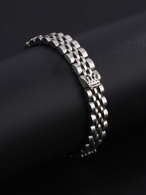 Un bracelet simple et à la mode en acier inoxydable argenté avec trois charms couronne