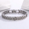 Un bracelet simple et à la mode en acier inoxydable argenté avec trois charms couronne – Image 5