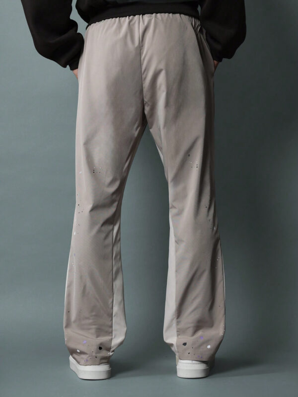 SUMWON Pantalon en nylon avec ajustement évasé, panneau latéral bicolore, imprimé graphique avec éclaboussures de peinture et numéros, avec cordons de serrage – Image 5