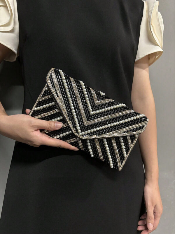 Sac de soirée avec embellissements en faux perles et cristaux, avec chaîne et sangle en PU, style enveloppe élégant mini sac de soirée, convient pour les fêtes et événements, s'assortissant parfaitement aux robes de fête pour femmes – Image 3