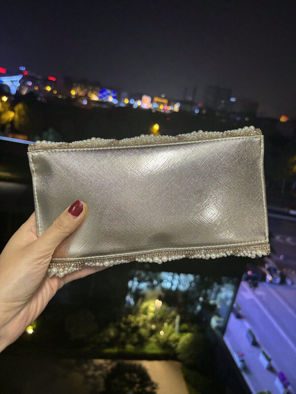 Sac de soirée avec embellissements en faux perles et cristaux, avec chaîne et sangle en PU, style enveloppe élégant mini sac de soirée, convient pour les fêtes et événements, s'assortissant parfaitement aux robes de fête pour femmes – Image 4