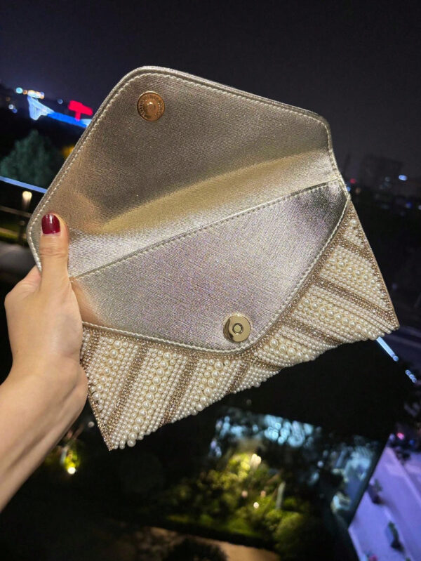 Sac de soirée avec embellissements en faux perles et cristaux, avec chaîne et sangle en PU, style enveloppe élégant mini sac de soirée, convient pour les fêtes et événements, s'assortissant parfaitement aux robes de fête pour femmes – Image 6