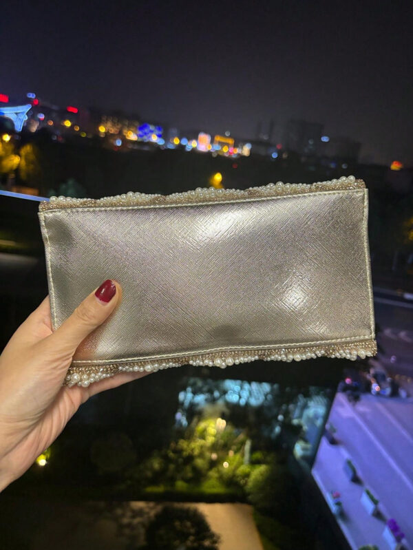 Sac de soirée avec embellissements en faux perles et cristaux, avec chaîne et sangle en PU, style enveloppe élégant mini sac de soirée, convient pour les fêtes et événements, s'assortissant parfaitement aux robes de fête pour femmes – Image 9