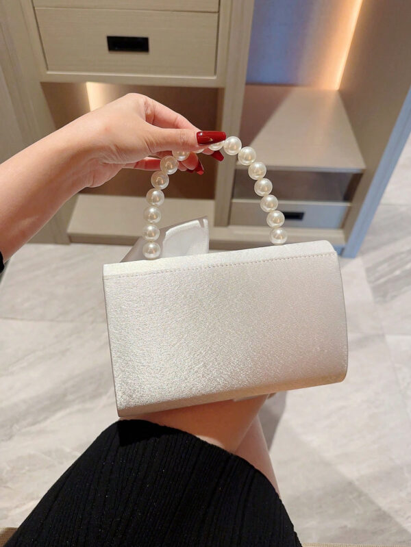 Sac de soirée élégant et délicat décoré avec un nœud et de fausses perles, à tenir en main, convenant pour les robes de soirée. Sac de mariée tendance, parfait pour les fêtes, les mariages, les bals de promo, les dîners/banquets, assortissant avec les robes de mariée, les robes de soirée, la robe de bal de promo, la robe d'anniversaire, la robe de fête. Cadeau parfait pour la Saint-Valentin. – Image 8