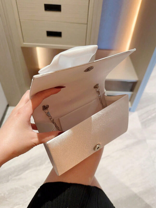 Sac de soirée élégant et délicat décoré avec un nœud et de fausses perles, à tenir en main, convenant pour les robes de soirée. Sac de mariée tendance, parfait pour les fêtes, les mariages, les bals de promo, les dîners/banquets, assortissant avec les robes de mariée, les robes de soirée, la robe de bal de promo, la robe d'anniversaire, la robe de fête. Cadeau parfait pour la Saint-Valentin. – Image 9