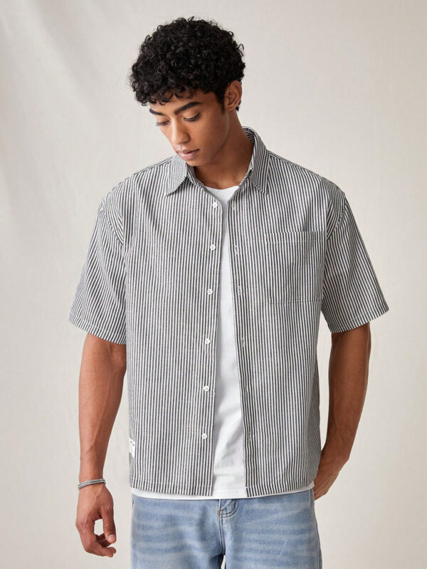 Manfinity UrbanChill Chemise à manches courtes à rayures tissées pour hommes avec poche poitrine, convient pour le port casual ou de bureau en été, chemise à col en coton de bureau, pour les amis – Image 2