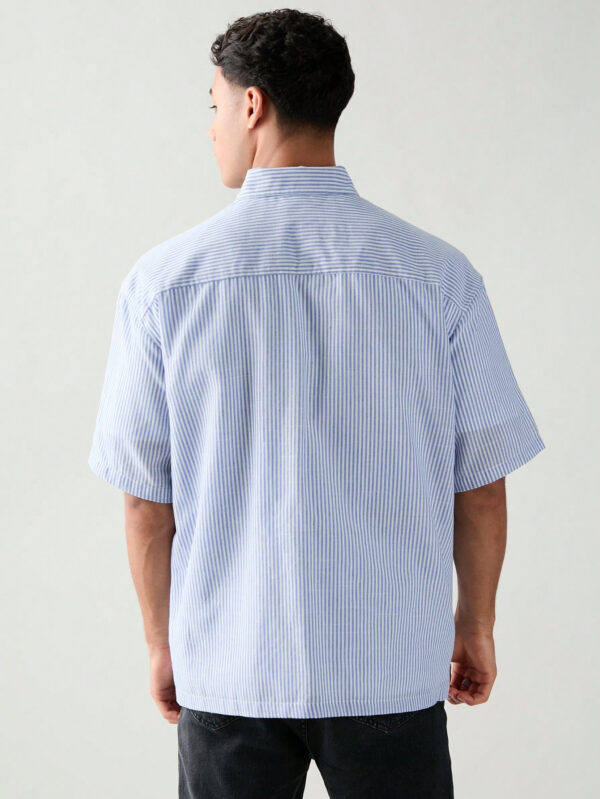 Manfinity UrbanChill Chemise à manches courtes à rayures tissées pour hommes avec poche poitrine, convient pour le port casual ou de bureau en été, chemise à col en coton de bureau, pour les amis – Image 3
