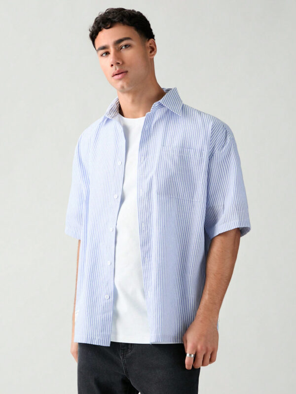 Manfinity UrbanChill Chemise à manches courtes à rayures tissées pour hommes avec poche poitrine, convient pour le port casual ou de bureau en été, chemise à col en coton de bureau, pour les amis – Image 7
