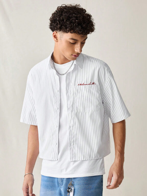 Manfinity UrbanChill Chemise courte décontractée pour hommes, rayée avec broderie, ample – Image 2