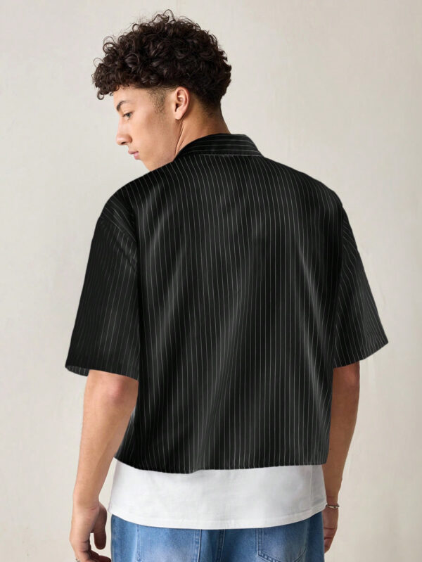 Manfinity UrbanChill Chemise courte décontractée pour hommes, rayée avec broderie, ample – Image 3