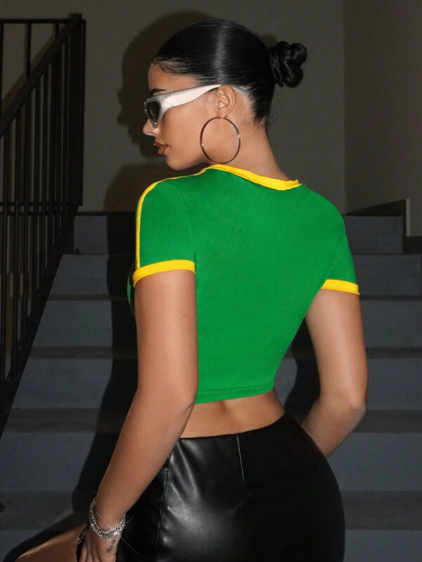 SHEIN ICON T-shirt court imprimé brésilien à col en V ajusté avec bords décoratifs – Image 2