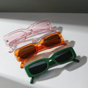 Lunettes de soleil en plastique rectangulaires vintage, style bohème à imprimé léopard. Accessoires de mode unisexes classiques pour les sorties, les voyages, la plage et les vacances. Protection UV. Accessoires de plage pour femmes. Lunettes de soleil de base s'assortissant aux chandails, jeans, pantalons de survêtement, sweats à capuche, vestes, robes et chemises à manches longues.