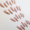 Rehaussez votre look avec un ensemble de 24 ongles portables en forme d'amande, une décoration en argent flamme 3D douce et cool, un sens de la technologie futuriste Y2K et une couverture complète. Convient aux femmes, avec 1 feuille de colle en gelée, 1 lime à ongles. Parfait pour s'habiller quotidiennement et pour les fêtes. Fournitures d'ongles pressés sur. – Image 3