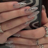 Rehaussez votre look avec un ensemble de 24 ongles portables en forme d'amande, une décoration en argent flamme 3D douce et cool, un sens de la technologie futuriste Y2K et une couverture complète. Convient aux femmes, avec 1 feuille de colle en gelée, 1 lime à ongles. Parfait pour s'habiller quotidiennement et pour les fêtes. Fournitures d'ongles pressés sur. – Image 6