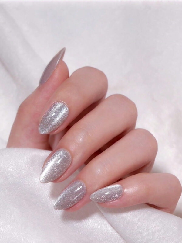 24 pièces Ongles pressés magnétiques violets courts amande, kit d'ongles artificiels en gel pour les yeux de chat en pointe française faits main, moyens d'adhésif à colle magnétique en violet nu pailleté, Kit d'ongles faux avec bâtonnets réutilisables pour les femmes, fournitures d'ongles – Image 3
