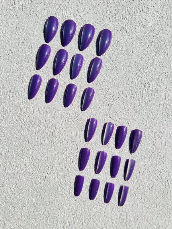 24 pièces Ongles pressés magnétiques violets courts amande, kit d'ongles artificiels en gel pour les yeux de chat en pointe française faits main, moyens d'adhésif à colle magnétique en violet nu pailleté, Kit d'ongles faux avec bâtonnets réutilisables pour les femmes, fournitures d'ongles – Image 4