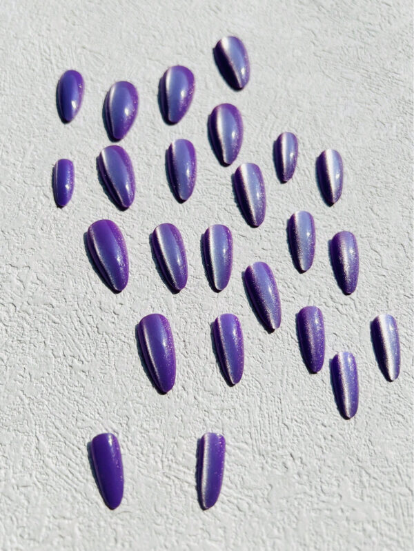 24 pièces Ongles pressés magnétiques violets courts amande, kit d'ongles artificiels en gel pour les yeux de chat en pointe française faits main, moyens d'adhésif à colle magnétique en violet nu pailleté, Kit d'ongles faux avec bâtonnets réutilisables pour les femmes, fournitures d'ongles – Image 5