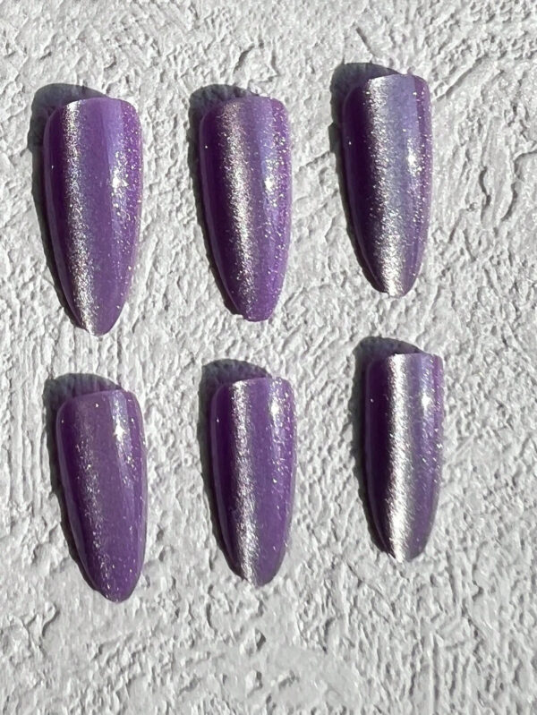 24 pièces Ongles pressés magnétiques violets courts amande, kit d'ongles artificiels en gel pour les yeux de chat en pointe française faits main, moyens d'adhésif à colle magnétique en violet nu pailleté, Kit d'ongles faux avec bâtonnets réutilisables pour les femmes, fournitures d'ongles – Image 6