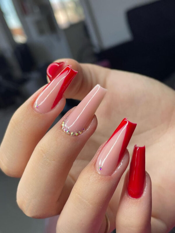 Mettez à jour votre look dès maintenant avec un ensemble de 24 pointes d'ongles en forme de V rouges avec des strass français, adapté pour les fêtes, les danses et le port quotidien. Comprend 1 colle en gelée et 1 lime à ongles. Ongles pressés, fournitures d'ongles