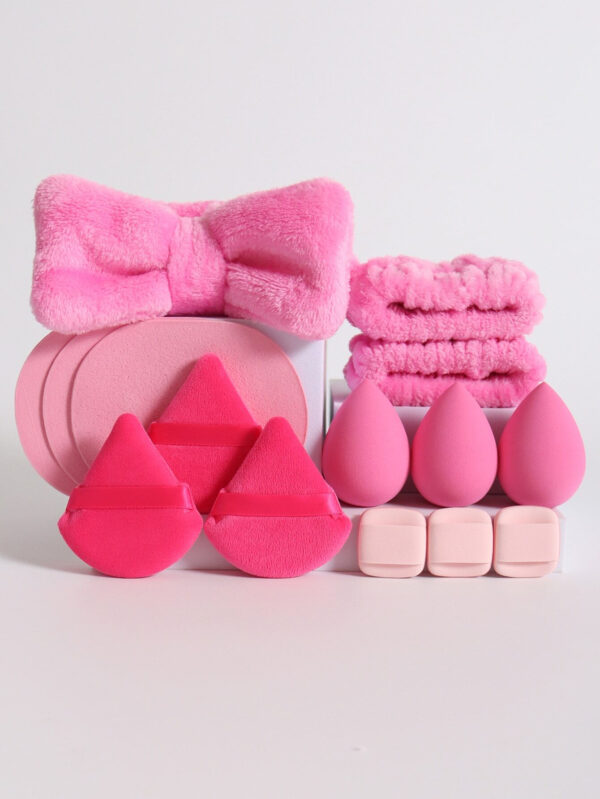 15 pièces Ensemble d'outils de maquillage incluant 1 pièce serre-tête en nœud papillon, 2 bandeaux, 3 éponges de maquillage, 3 mini éponges de maquillage, 3 houppettes triangulaires pour poudre, 3 éponges de nettoyage du visage. L'éponge de beauté peut être utilisée avec des fonds de teint liquides, en crème et en poudre, avec des éponges de maquillage multicolores, et la fondation double usage sans latex sèche et humide convient à tous les types de peau. – Image 4