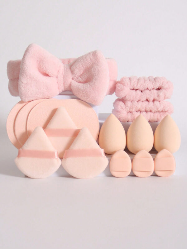 15 pièces Ensemble d'outils de maquillage incluant 1 pièce serre-tête en nœud papillon, 2 bandeaux, 3 éponges de maquillage, 3 mini éponges de maquillage, 3 houppettes triangulaires pour poudre, 3 éponges de nettoyage du visage. L'éponge de beauté peut être utilisée avec des fonds de teint liquides, en crème et en poudre, avec des éponges de maquillage multicolores, et la fondation double usage sans latex sèche et humide convient à tous les types de peau. – Image 5
