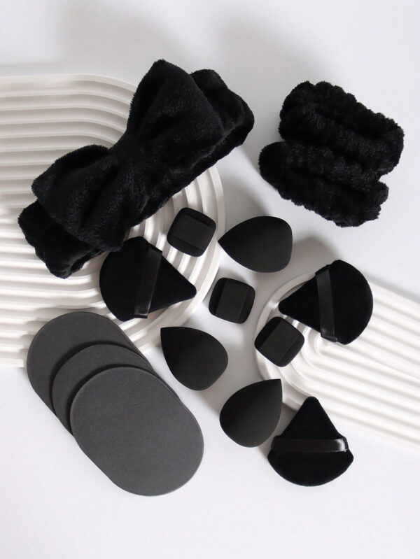 15 pièces Ensemble d'outils de maquillage incluant 1 pièce serre-tête en nœud papillon, 2 bandeaux, 3 éponges de maquillage, 3 mini éponges de maquillage, 3 houppettes triangulaires pour poudre, 3 éponges de nettoyage du visage. L'éponge de beauté peut être utilisée avec des fonds de teint liquides, en crème et en poudre, avec des éponges de maquillage multicolores, et la fondation double usage sans latex sèche et humide convient à tous les types de peau. – Image 7