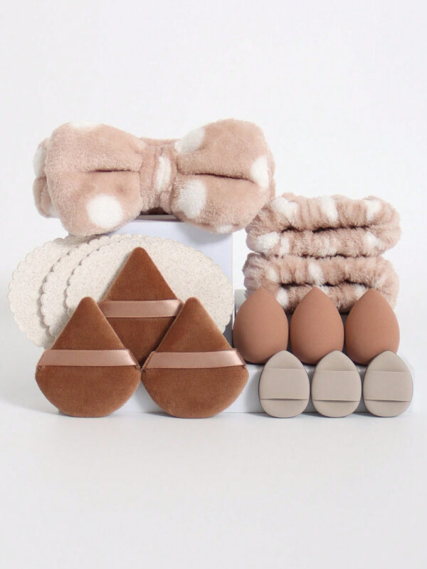15 pièces Ensemble d'outils de maquillage incluant 1 pièce serre-tête en nœud papillon, 2 bandeaux, 3 éponges de maquillage, 3 mini éponges de maquillage, 3 houppettes triangulaires pour poudre, 3 éponges de nettoyage du visage. L'éponge de beauté peut être utilisée avec des fonds de teint liquides, en crème et en poudre, avec des éponges de maquillage multicolores, et la fondation double usage sans latex sèche et humide convient à tous les types de peau. – Image 8