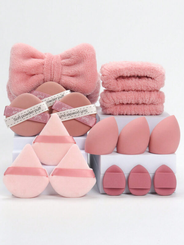 15 pièces Ensemble d'outils de maquillage incluant 1 pièce serre-tête en nœud papillon, 2 bandeaux, 3 éponges de maquillage, 3 mini éponges de maquillage, 3 houppettes triangulaires pour poudre, 3 éponges de nettoyage du visage. L'éponge de beauté peut être utilisée avec des fonds de teint liquides, en crème et en poudre, avec des éponges de maquillage multicolores, et la fondation double usage sans latex sèche et humide convient à tous les types de peau. – Image 9