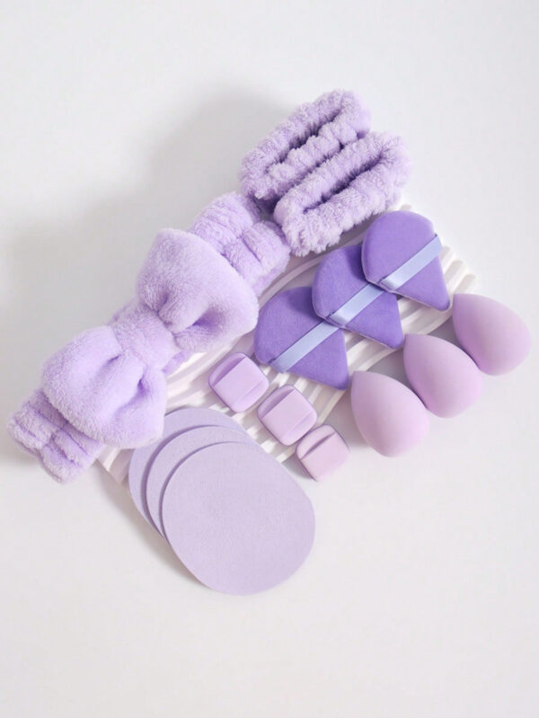 15 pièces Ensemble d'outils de maquillage incluant 1 pièce serre-tête en nœud papillon, 2 bandeaux, 3 éponges de maquillage, 3 mini éponges de maquillage, 3 houppettes triangulaires pour poudre, 3 éponges de nettoyage du visage. L'éponge de beauté peut être utilisée avec des fonds de teint liquides, en crème et en poudre, avec des éponges de maquillage multicolores, et la fondation double usage sans latex sèche et humide convient à tous les types de peau. – Image 12