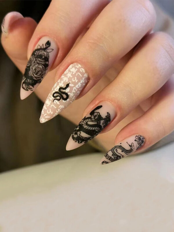 Obtenez un look glamour avec un kit de faux ongles de couverture totale, style japonais de 24 pièces en forme d'amande moyenne, rétro, noirs, givrés avec lettres et motif de serpent, et couleur naturelle. Matériel pour ongles pressés.