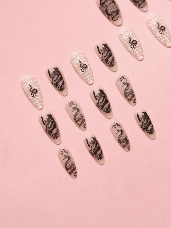 Obtenez un look glamour avec un kit de faux ongles de couverture totale, style japonais de 24 pièces en forme d'amande moyenne, rétro, noirs, givrés avec lettres et motif de serpent, et couleur naturelle. Matériel pour ongles pressés. – Image 4