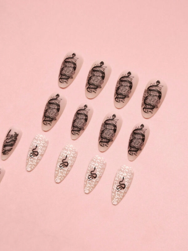 Obtenez un look glamour avec un kit de faux ongles de couverture totale, style japonais de 24 pièces en forme d'amande moyenne, rétro, noirs, givrés avec lettres et motif de serpent, et couleur naturelle. Matériel pour ongles pressés. – Image 5
