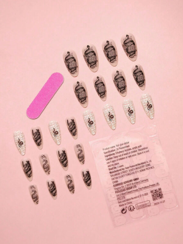 Obtenez un look glamour avec un kit de faux ongles de couverture totale, style japonais de 24 pièces en forme d'amande moyenne, rétro, noirs, givrés avec lettres et motif de serpent, et couleur naturelle. Matériel pour ongles pressés. – Image 6