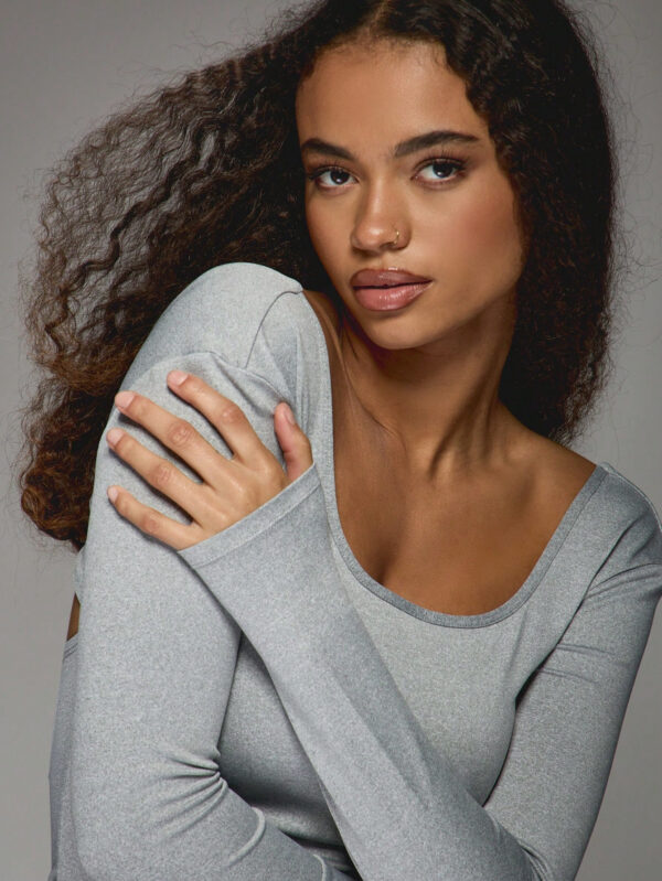 MISSGUIDED Top de sport court à manches longues avec découpe au cou et dos torsadé style baseball – Image 5