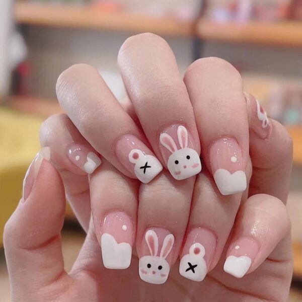 Mettez à niveau votre look avec un kit de 24pcs ongles artificiels pressés mignons, avec motif de lapin dessin animé, de forme ovale courte et couvrant toute l'ongle. Fournitures de manucure.