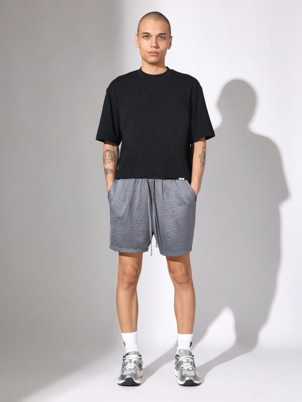 SUMWON Short texturé à coupe droite avec plis et cordon de serrage – Image 3