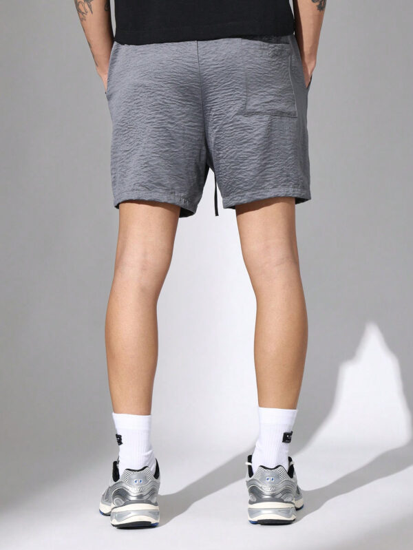 SUMWON Short texturé à coupe droite avec plis et cordon de serrage – Image 4