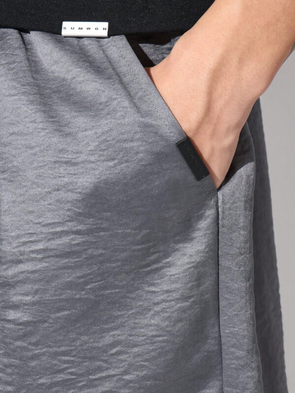 SUMWON Short texturé à coupe droite avec plis et cordon de serrage – Image 5