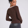 SHEIN BAE Top tricoté sexy pour femmes avec un grand décolleté en U, de la dentelle et un col fendu. Convient pour le port quotidien, le bureau et le printemps. – Image 2