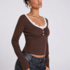 SHEIN BAE Top tricoté sexy pour femmes avec un grand décolleté en U, de la dentelle et un col fendu. Convient pour le port quotidien, le bureau et le printemps. – Image 4