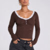 SHEIN BAE Top tricoté sexy pour femmes avec un grand décolleté en U, de la dentelle et un col fendu. Convient pour le port quotidien, le bureau et le printemps. – Image 7