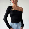 Firerie Automne/Hiver Élégant Twist avec Décor en Métal Ajusté Épaule Dégagée Manches Longues T-Shirt Noir, Design Moderne – Image 4