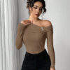 Firerie Automne/Hiver Élégant Twist avec Décor en Métal Ajusté Épaule Dégagée Manches Longues T-Shirt Noir, Design Moderne – Image 8