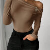 Firerie Automne/Hiver Élégant Twist avec Décor en Métal Ajusté Épaule Dégagée Manches Longues T-Shirt Noir, Design Moderne – Image 10