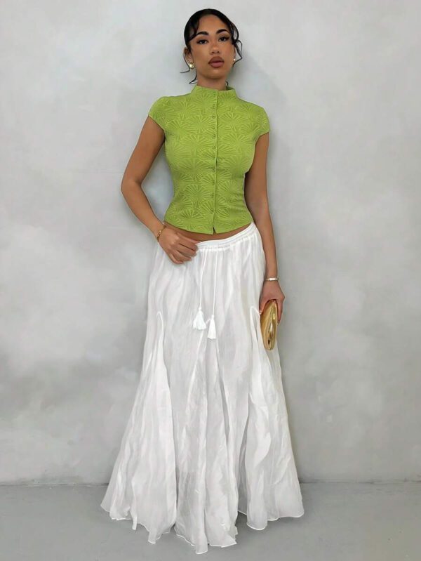 Glamine T-shirt tricoté vert sauge à manches courtes pour femmes, coupe slim et extensible. Texture minimaliste et confortable de coquillage dans un style vintage naturel. Convient pour les sorties quotidiennes en été – Image 5