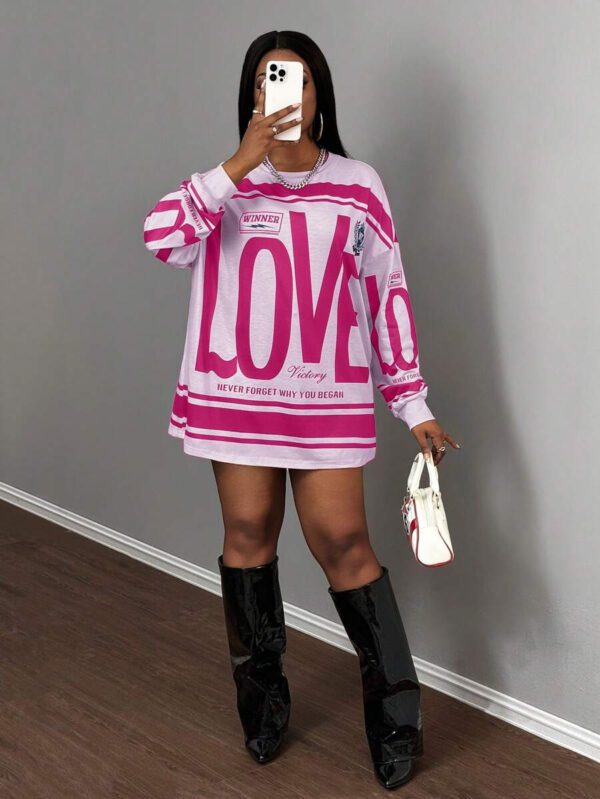 Slaydiva T-shirt ample à manches longues avec col rond, épaules dénudées, imprimé avec logo anglais rétro américain style rue décontracté nouvelle tendance. T-shirt pour femmes avec bas vert à fleurs abricot – Image 14
