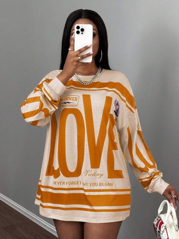 Slaydiva T-shirt ample à manches longues avec col rond, épaules dénudées, imprimé avec logo anglais rétro américain style rue décontracté nouvelle tendance. T-shirt pour femmes avec bas vert à fleurs abricot – Image 18