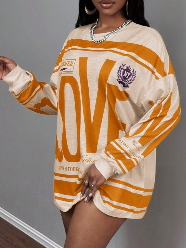 Slaydiva T-shirt ample à manches longues avec col rond, épaules dénudées, imprimé avec logo anglais rétro américain style rue décontracté nouvelle tendance. T-shirt pour femmes avec bas vert à fleurs abricot – Image 23