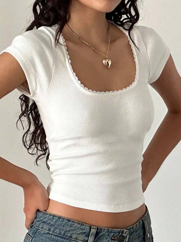 DAZY T-shirt femme à col carré court, avec garniture en dentelle ajustée – Image 2